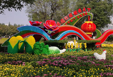 湖北咸阳统一广场绿雕造型